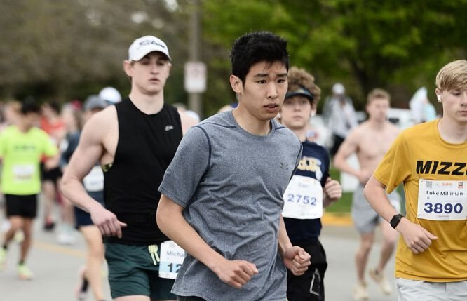 Lee running in the 2024 Christie Clinic Illinois Marathon