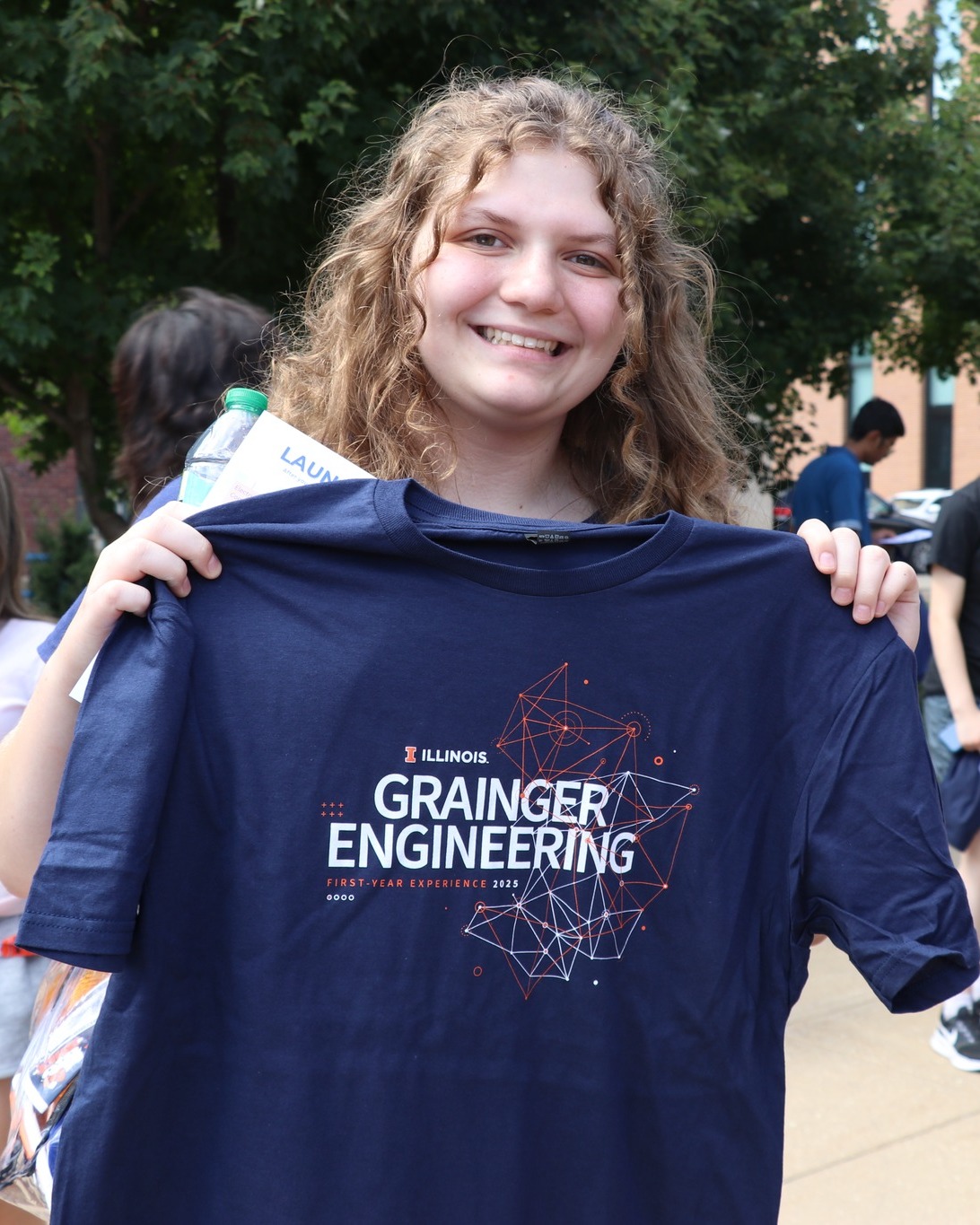 Emma Klempir getting her Grainger Engineering T-shirt