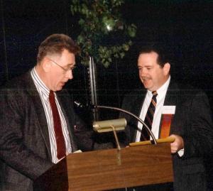 Associate Prof. Ken Sivier presents Steve D'Urso with the 1998 Distinguished Alumni Award.