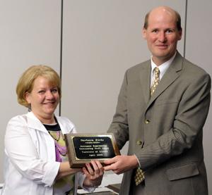 AE Prof. Philippe Geubelle presents Barb Kirts, Coordinator of Undergraduate Programs, with the inaugural AE Staff of the Year Award.