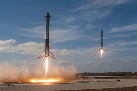 SpaceX Falcon landing vertically