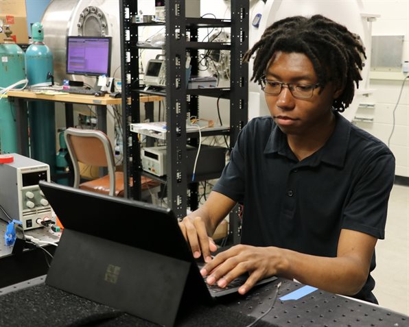 Dumisani Rashid at work in Talbot Lab.